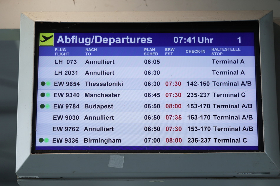 Im Flughafen Düsseldorf zeigte eine Tafel Annullierungen und Verspätungen an.