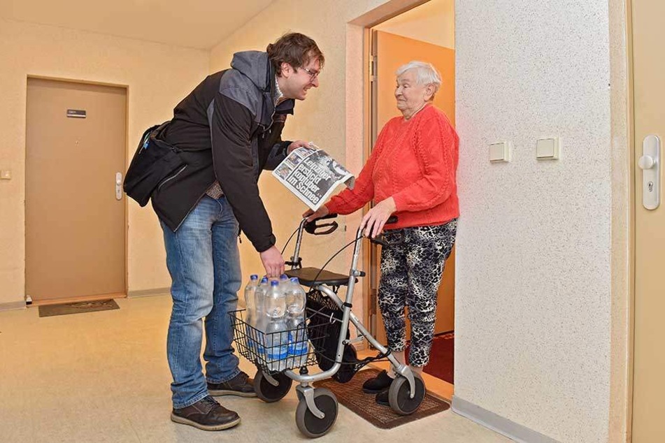 Abgeschnitten von der Außenwelt: Nicht mal der Lieferdienst will Ursula Heins (86) noch Essen bis nach oben in den neunten Stock bringen. MOPO-Reporter Hermann Tydecks (34) versorgte die Rentnerin mit Trinkwasser und Zeitung.