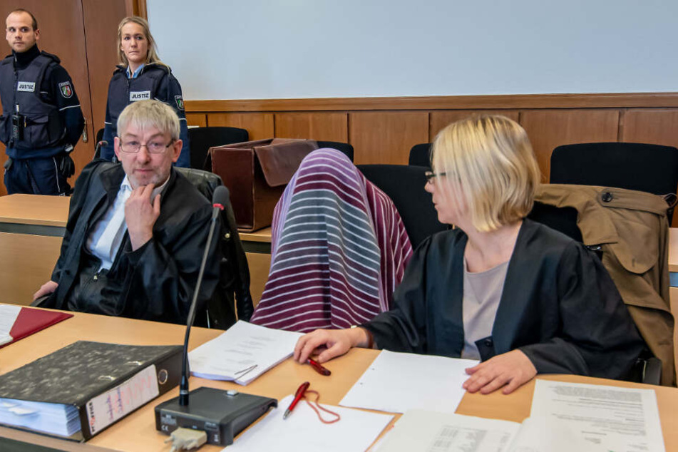 Die Angeklagte sitzt zu Beginn des Prozesses zwischen ihren Anwälten Andreas Trode (l) und Julia Kusztelak.