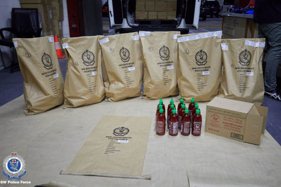 Was für ein irrer Drogenfund! 400 Kilogramm Crystal Meth im Wert von mehr als 185 Millionen Euro hat die Polizei in 768 Chilisoßenflaschen entdeckt.