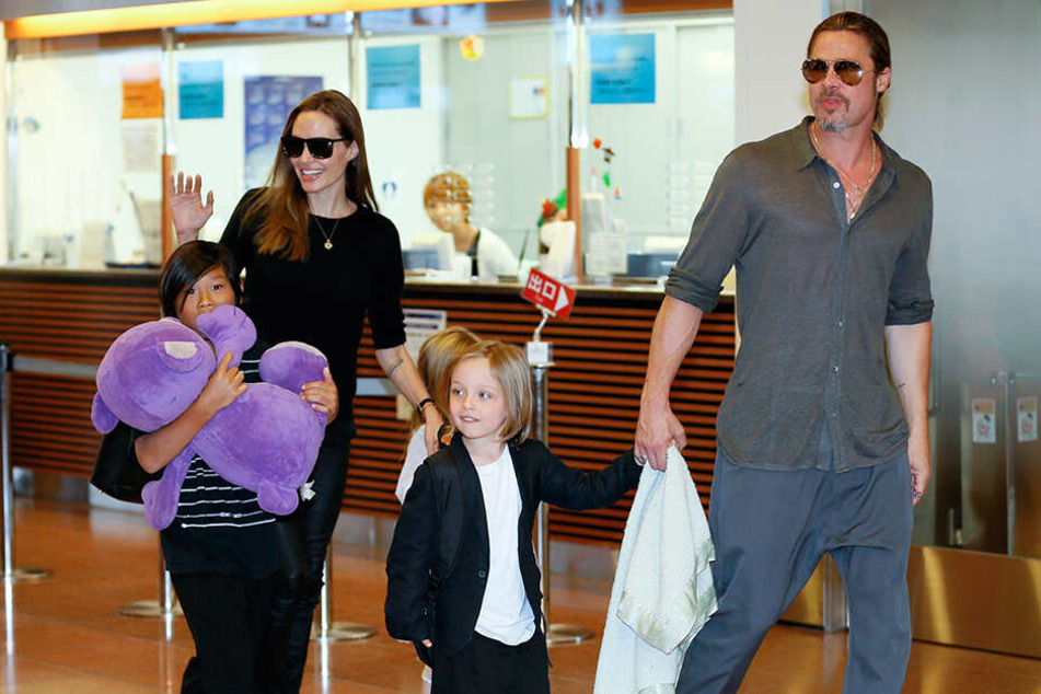 Hier war die Welt noch in Ordnung: Jolie und Pitt mit drei ihrer Kinder.