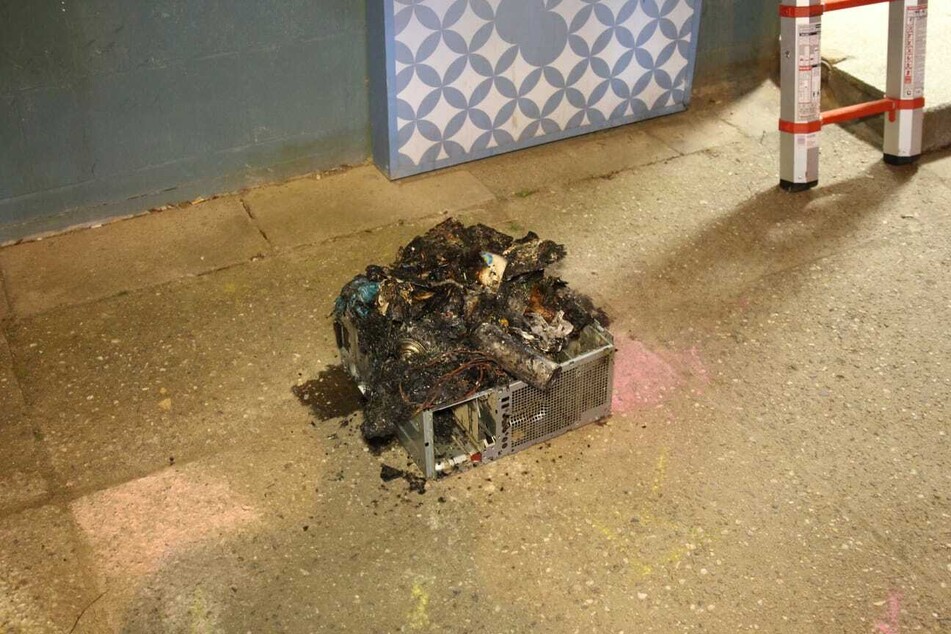 In das Gehäuse eines PCs waren Müll und Spraydosen gestopft und diese dann angezündet worden.