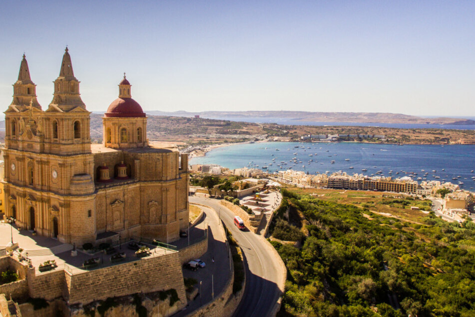 Atemberaubender Blick auf die Stadt Valletta und das Meer.