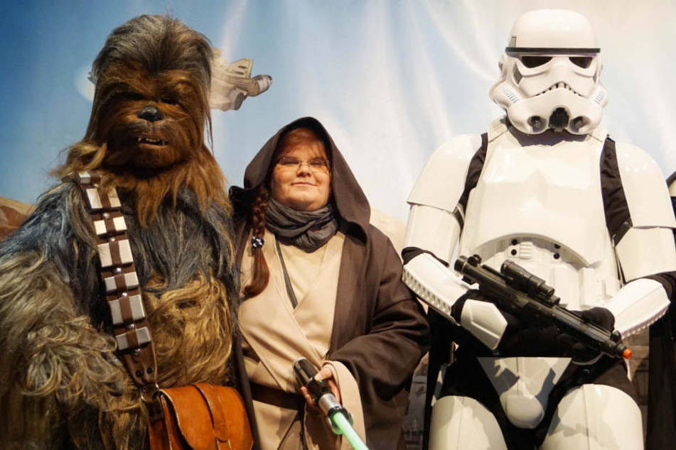Moment mal: Der Stormtrooper (rechts) ist größer als Fellknäuel Chewbacca (links)?