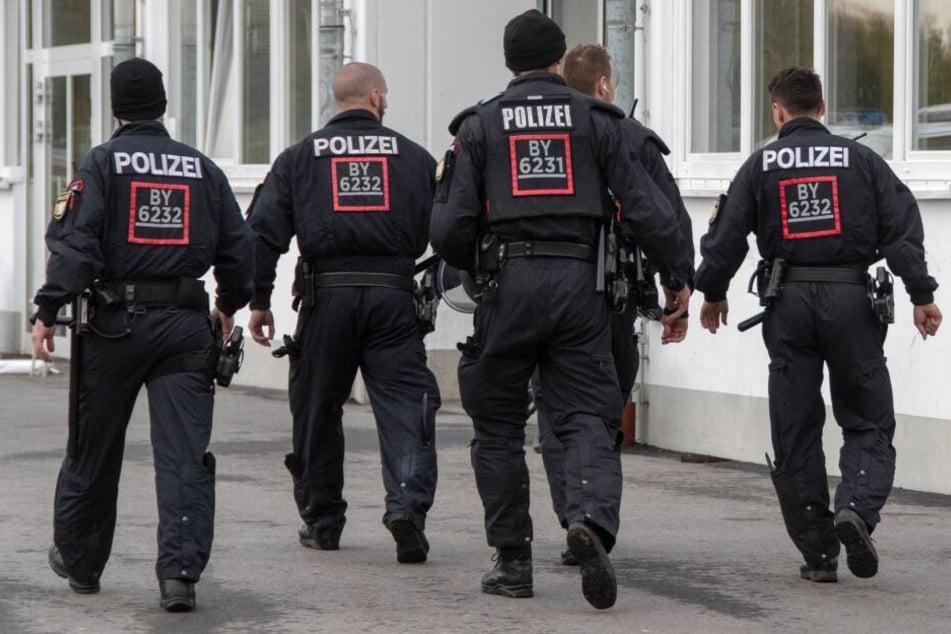 Mehrere Polizisten wurden von dem Mann angegriffen. (Symbolbild)
