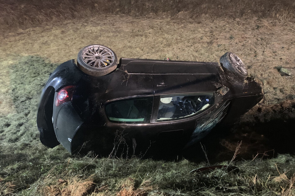 Unfall: Fahrer lässt Verletzte im Wrack zurück