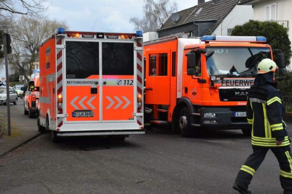 Die Feuerwehr rückte mit zahlreichen Kameraden an, Sanitäter versorgten die Frau vor Ort.