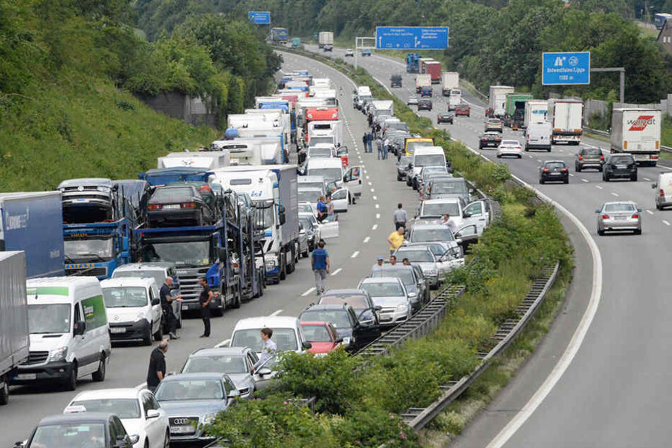 Alle Verkehrsteilnehmer bildeten eine Rettungsgasse für Krankenwagen und Polizei.