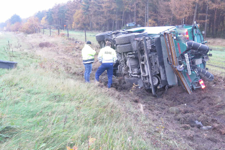 Der Lastwagen kam von der Fahrbahn ab und kippte auf den Grünstreifen.