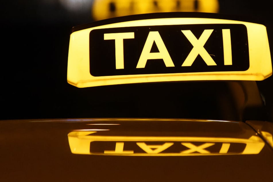 Ein Taxifahrer wurde in München von zwei Männern überfallen. (Symbolbild)
