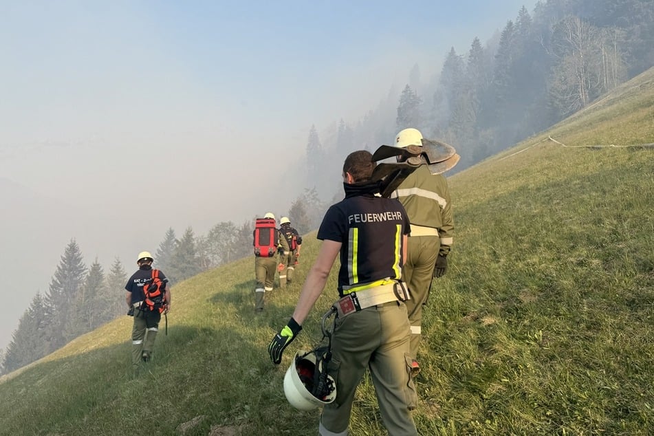 Die Löscharbeiten gestalten sich aufgrund des alpinen Geländes schwierig.