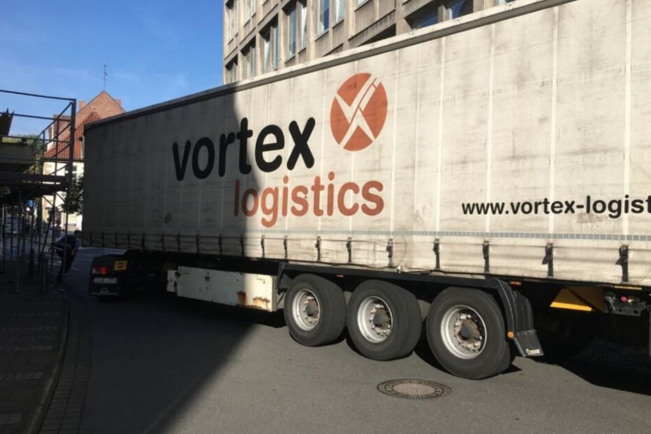 Kein Vor und kein Zurück: Lkw fährt sich in Innenstadt fest