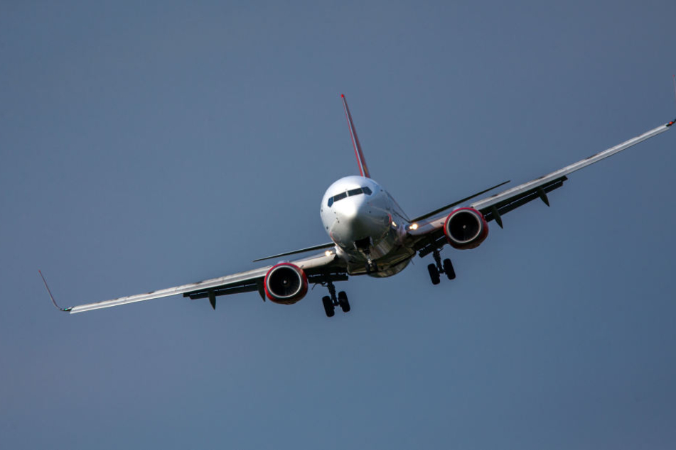 Das Radiomoderatoren-Ehepaar war mit einem Flugzeug der türkischen Gesellschaft Corendon unterwegs. Auf dem Rückflug von Kreta nach Leipzig kam es zu dem tragischen Zwischenfall.