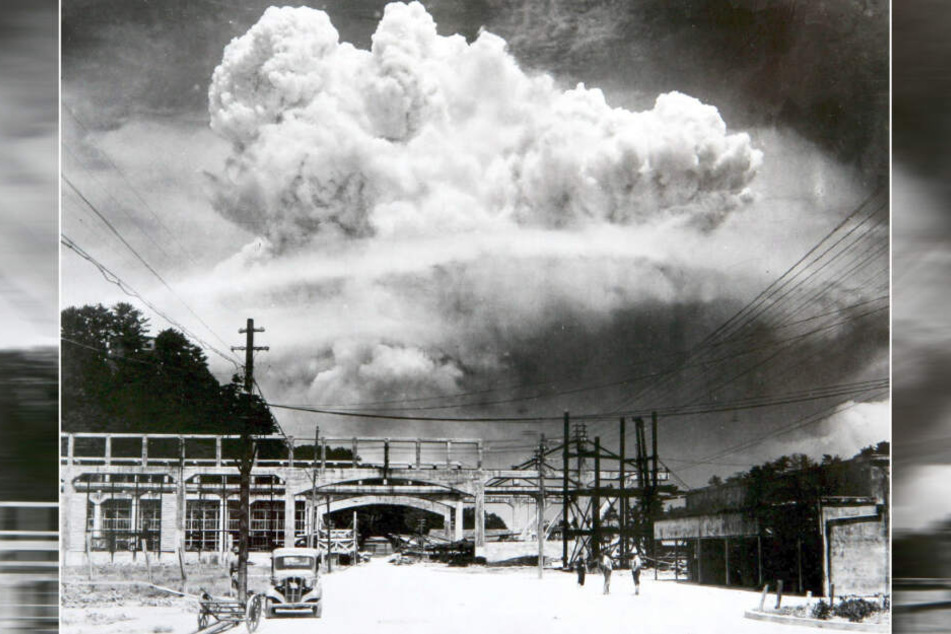 Nagasaki, 9. August 1945: Eine pilzförmige Rauchsäule steigt nach der Explosion der Atombombe in den Himmel. Drei Tage zuvor hatten die USA bereits Hiroshima durch eine Atombombe mit geringerer Sprengkraft verwüstet.