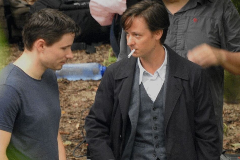Tom Schilling ganz lässig mit Zigarette im Mund.