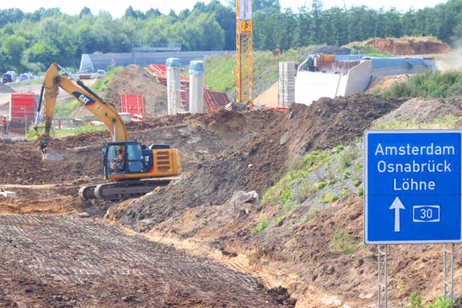 Noch ist nicht viel zu sehen außer Ackerland und einige Betonteile.