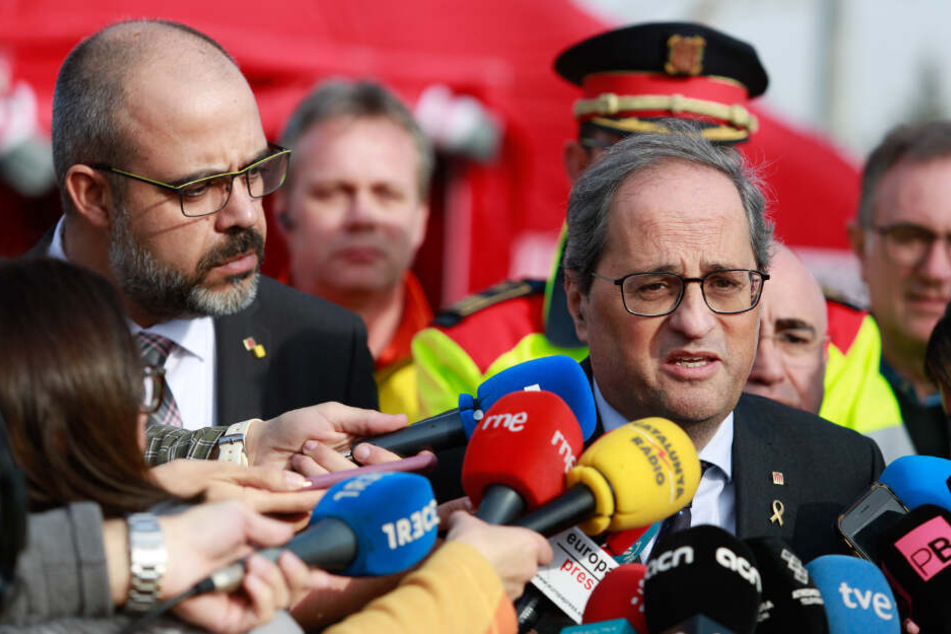 Quim Torra (r.), Regionalpräsident von Katalonien, spricht mit Journalisten über die Lage im Chemiepark in der Nähe der nordostspanischen Hafenstadt Tarragona nach einer Explosion.