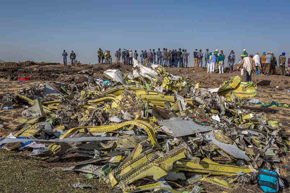 Überreste des Flugzeugwracks der Ethiopian Airlines am Absturzort in der Nähe von Bishoftu südlich von Addis Abeba.