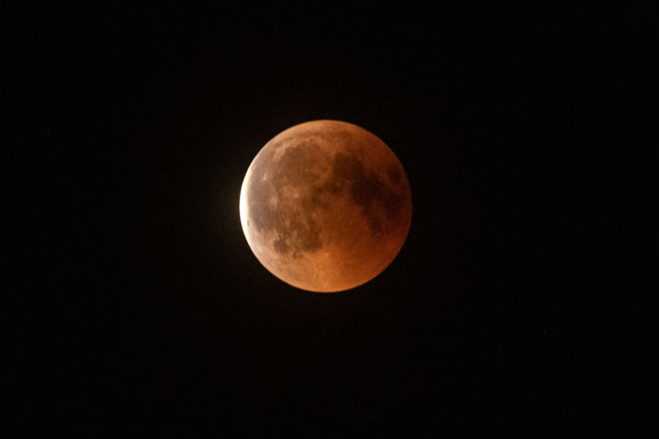 Rot leuchtet der Mond bei der totalen Mondfinsternis im Jahr 2018.