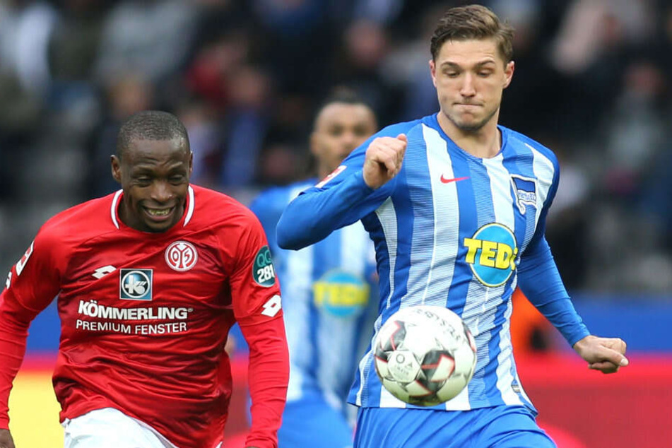 Niklas Stark im Zweikampf mit Anthony Ujah.