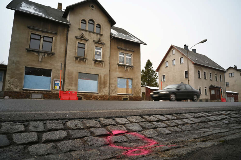 Die Stahlkugeln landeten sogar auf der gegenüberliegenden Straßenseite.