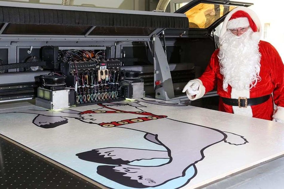Der Weihnachtsmann schaute sich gestern in Seiffen die Zutaten für seinen neuen Schlitten an.
