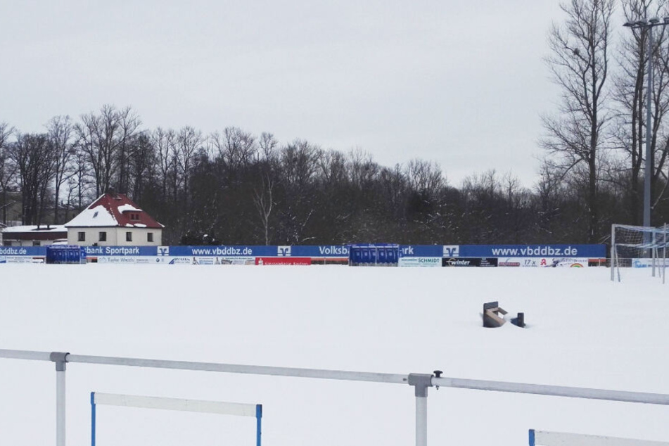 Hier kann keiner spielen: Der Platz in Bischofswerda ist komplett zugeschneit.
