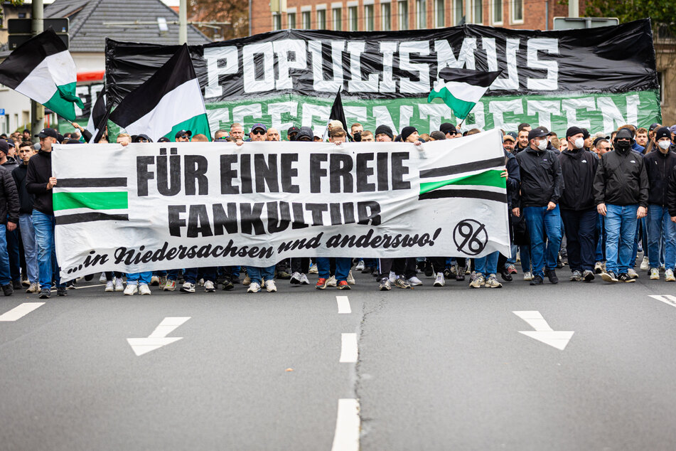 Fans von Hannover 96 ziehen friedlich durch Braunschweig, demonstrieren gegen die Verkürzung des Gäste-Kontingents.