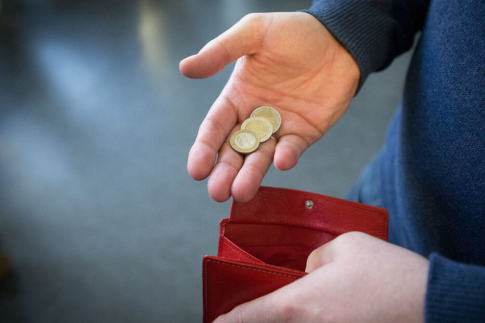 Ein Mann zeigt Münzgeld aus seinem Geldbeutel. DAs Pro-Kopf-Einkommen in Deutschland ist sehr unterschiedlich. (Symbolbild)