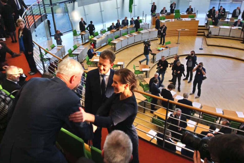 Vor der Abstimmung begrüßte Michael Kretschmer (stehend) gemeinsam mit der neuen "First Lady", Annett Hofmann, die Polit-Prominenz.