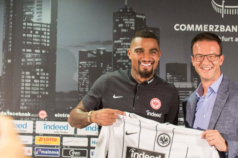 Der damalige Sportvorstand Fredi Bobic (r.) präsentiert im August 2017 Kevin-Prince Boateng als neuen Spieler bei Eintracht Frankfurt. Gemeinsam gewann man ein Jahr später den DfB-Pokal.