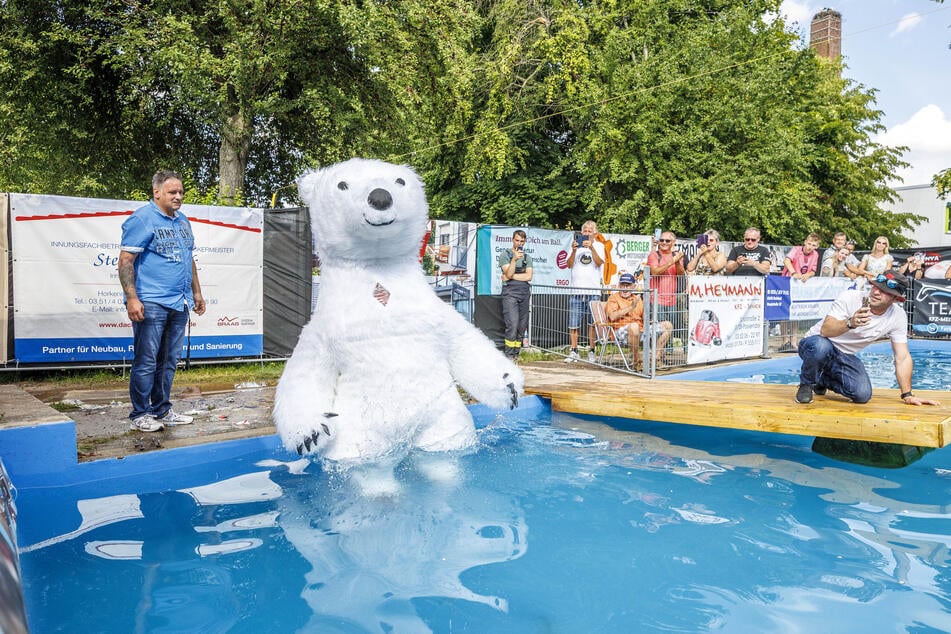 Unterm Eisbärenkostüm steckt Moderator Wolle Förster, der samt Fell beim Possendorfer Teichfliegen baden geht.
