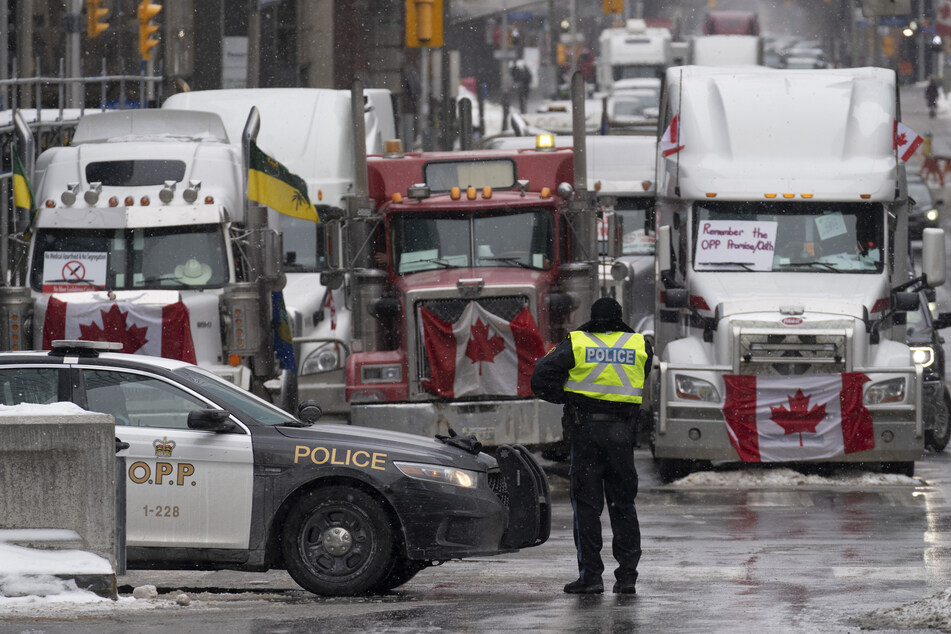 In Ottawa hat die Polizei eine Barrikade vor den Lastern errichtet, die wegen des Truckerprotests in der Innenstadt geparkt sind.