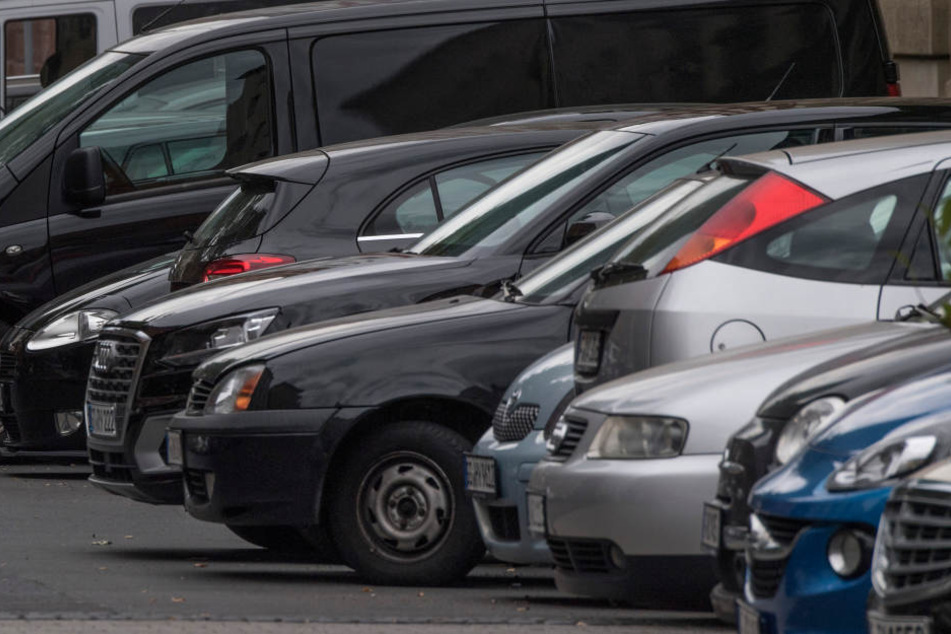 Das Kind wollte hinter einem geparkten Auto über die Straße gehen. (Symbolbild)