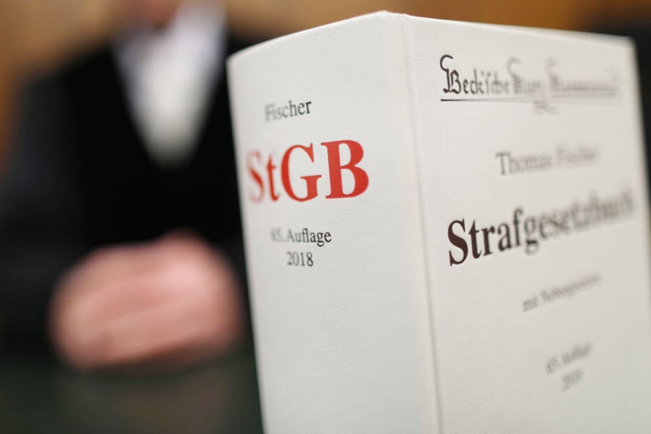 Ein Strafgesetzbuch (StGB) steht auf der Richterbank.