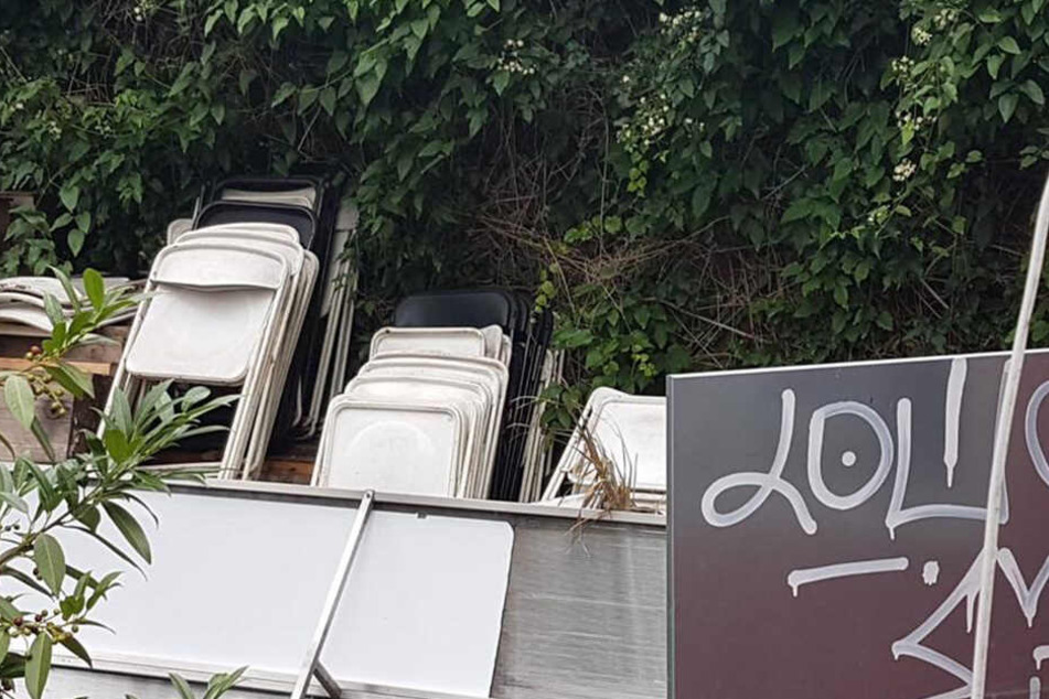 Hinter dem Theater entsorgte Plastikstühle gammeln vor sich hin.