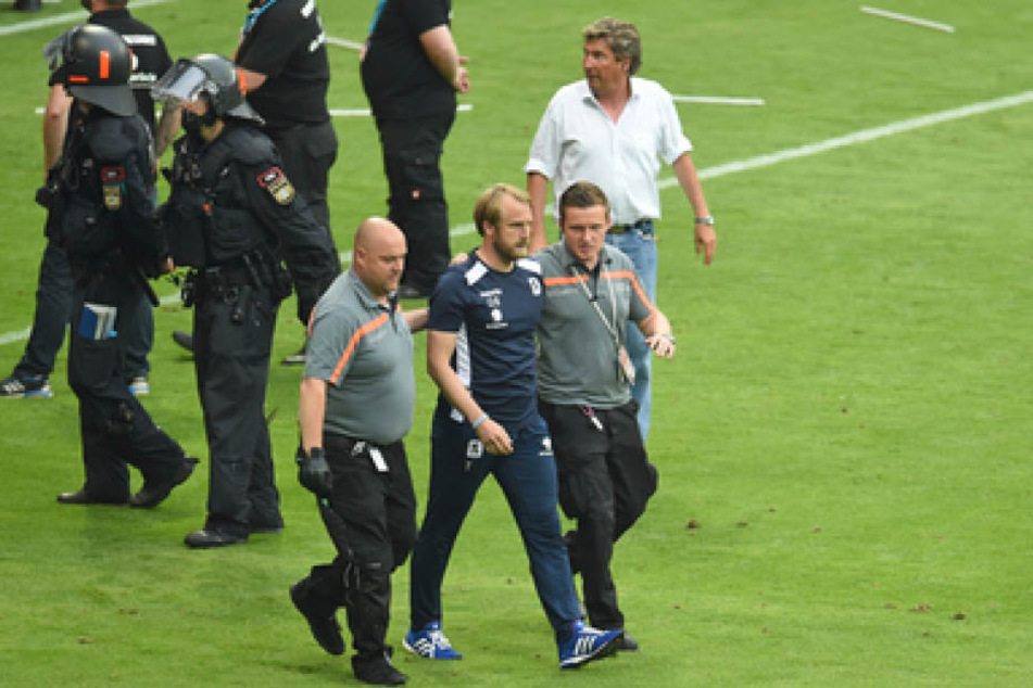 Auch Daniel Bierofka konnte die aufgebrachten Anhänger nicht beruhigen.
