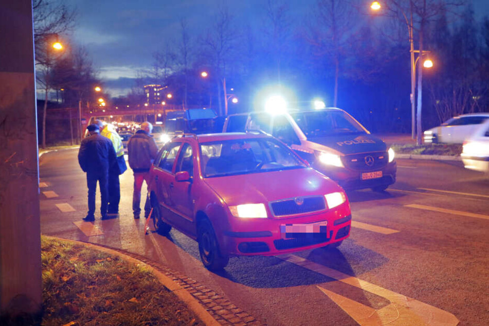 Offenbar wurde die 54-Jährige von dem Skoda angefahren.