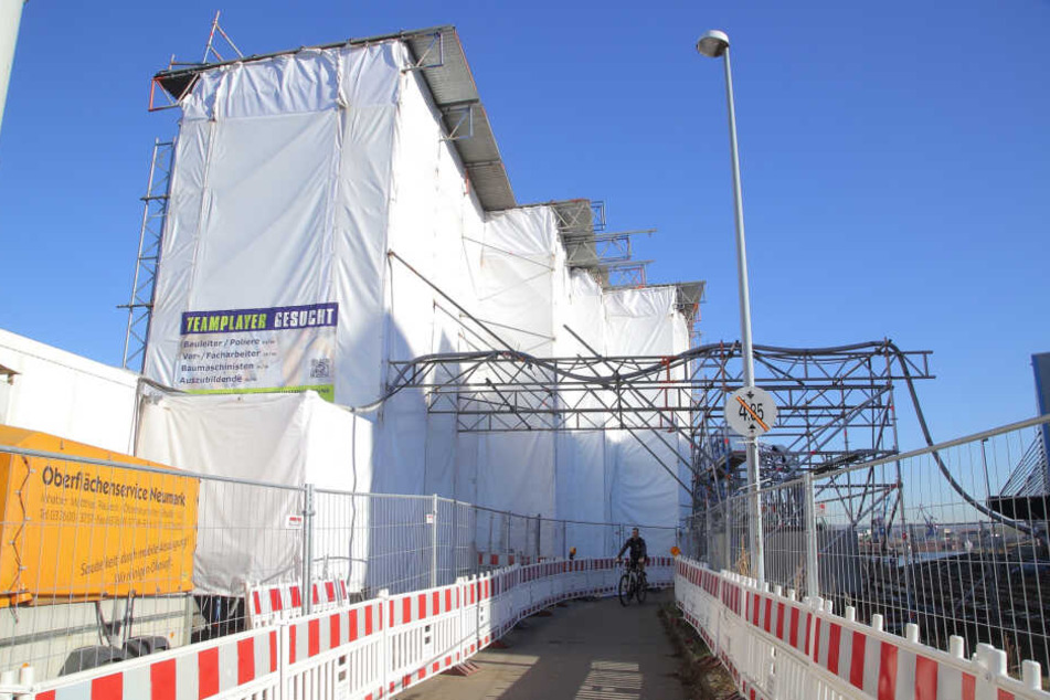 Die Instandsetzungsarbeiten an der Brücke über den Alberthafen sind die Generalprobe für die anstehenden Arbeiten am Blauen Wunder.