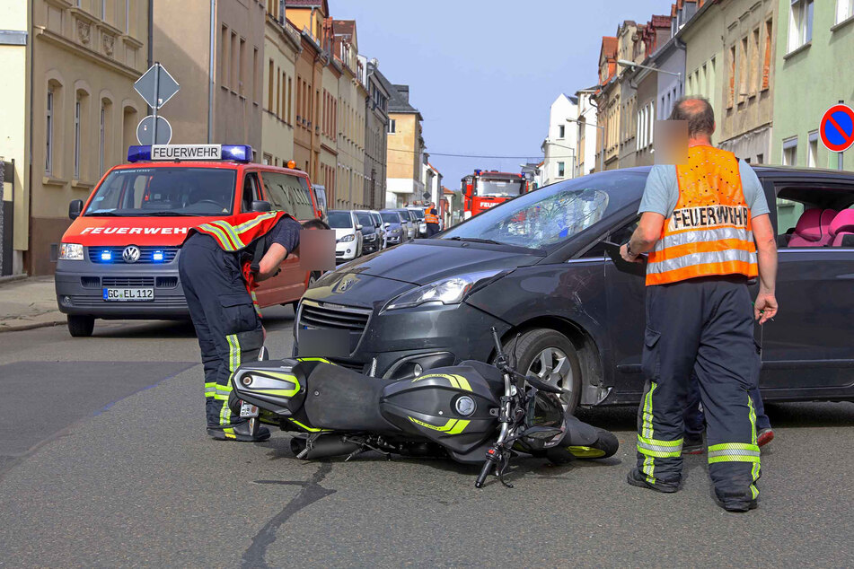 In Meerane (Landkreis Zwickau) krachte es am Montagnachmittag: Auf der Kreuzung Crimmitschauer Straße/Ziegelstraße stieß ein Motorradfahrer mit einem Auto zusammen.