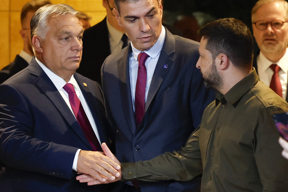 Wolodymyr Selenskyj (45, r.) schüttelt dem ausdruckslosen Viktor Orban (60, l.) vor der Eröffnungszeremonie des Gipfeltreffens die Hand. Der ungarische Ministerpräsident ist gegen weitere Unterstützung der Ukraine vonseiten der Staatengemeinschaft.