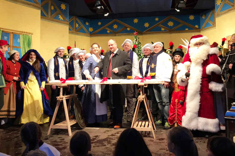 OB Dirk Hilbert schnitt den Stollen an.