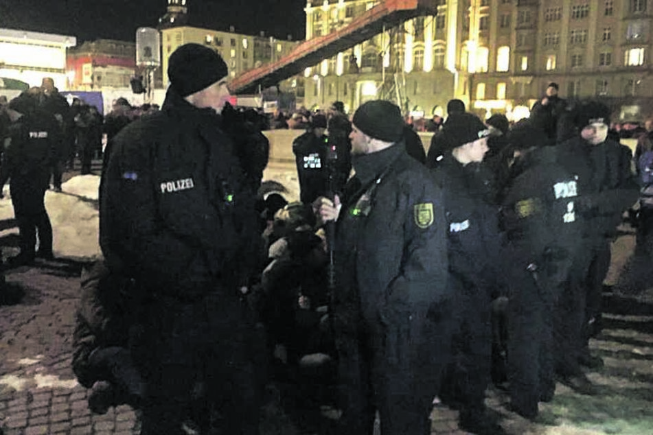 Auf der Gedenkveranstaltung der AfD im Februar umstellte die Polizei Gegendemonstranten, die eine Sitzblockade veranstalteten.