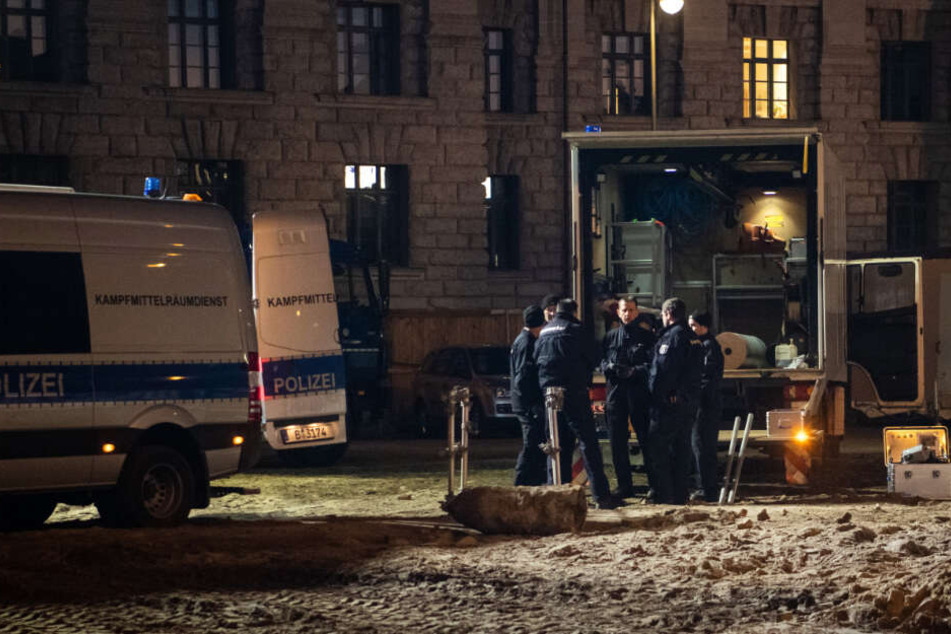 Experten vom Kampfmittelräumdienst bereiten die Entschärfung der deutschen Weltkriegsbombe mit russischem Zünder vor.