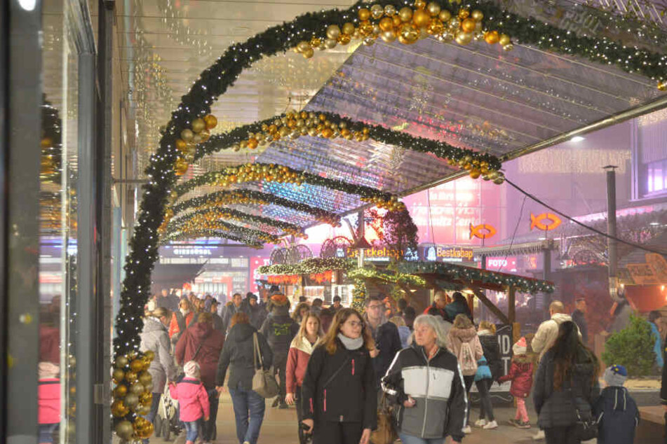 Goldenes Funkeln bringt die Besucher der Einkaufspassage in Adventsstimmung.