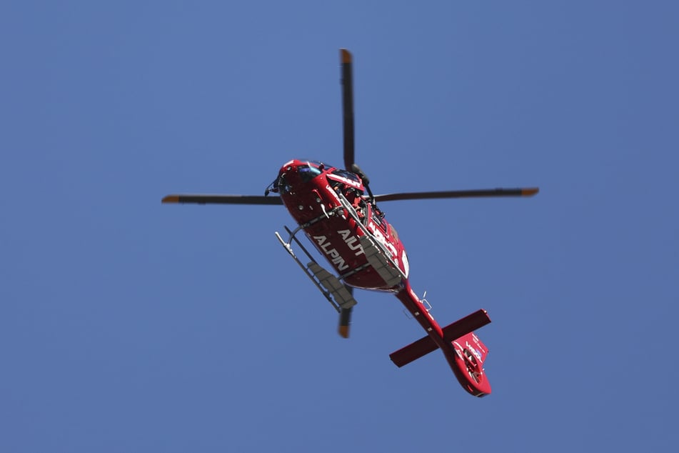 Ein Rettungshubschrauber brachte den deutschen Urlauber in den Hafen von Tropea, doch jede Hilfe kam zu spät. (Symbolfoto)