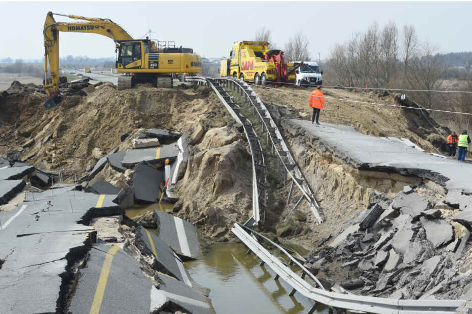 Ein Bagger arbeitet am Rückbau des Straßendammes an dem zerstörten Teilstück der A20 bei Tribsees (Landkreis Vorpommern-Rügen).