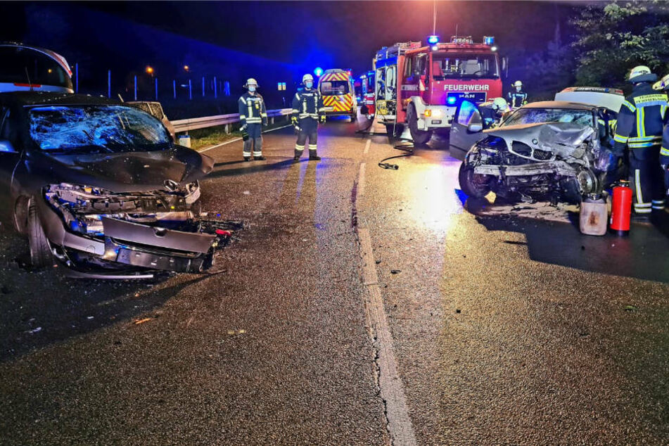 Kurz hinter dem Ortsausgang von Niederlehme hat sich am späten Samstagabend ein heftiger Frontalcrash ereignet, bei dem vier Menschen schwer verletzt worden sind.