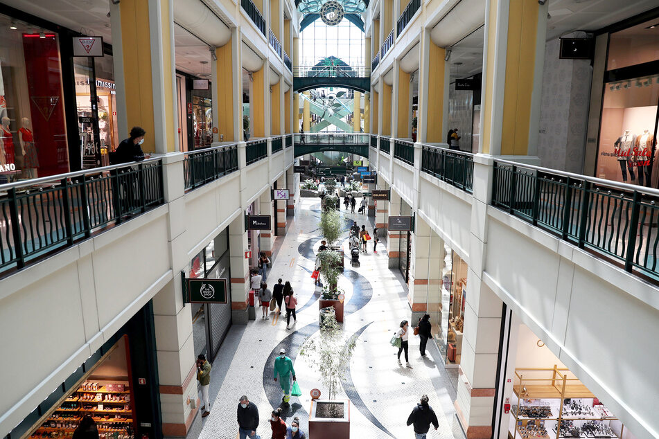 Bewohner von Lissabon bummeln entspannt durch das "Centro Colombo".