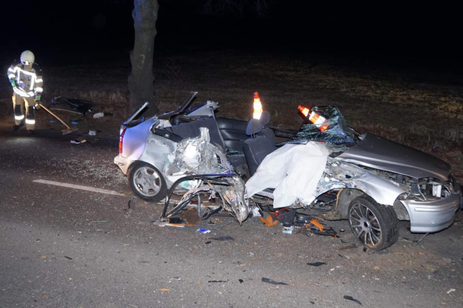 Der völlig zerstörte Honda Civic ist kaum noch zu erkennen.